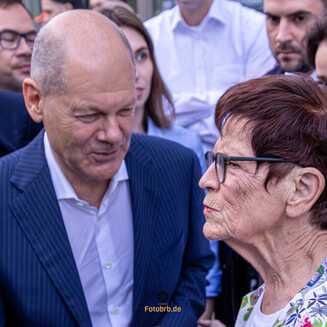 Bundeskanzler Olaf Scholz und ehemalige Bundestagspräsidentin Rita Süsmuth (CDU)