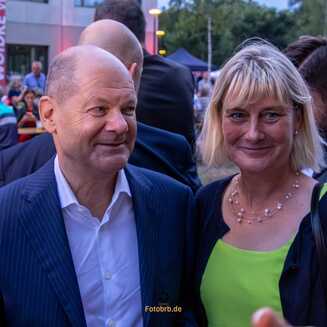 Bundeskanzler Olaf Scholz und Landtagsabgeordnete Britta Kormesser