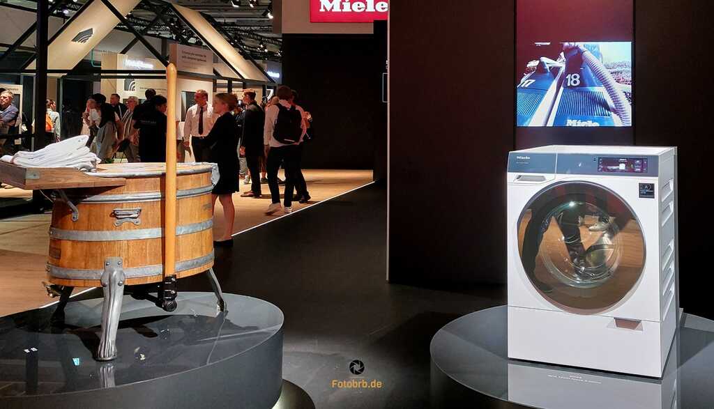 Waschmaschine aus dem Jahr 1902 und 2024, zusehen bei Miele