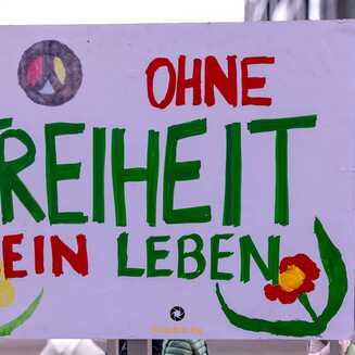 35 Jahre Friedliche Revolution: Ein Plakat sag aus, was für ALLE der Menschen gelten sollte!