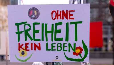 35 Jahre Friedliche Revolution: Ein Plakat sag aus, was für ALLE der Menschen gelten sollte!