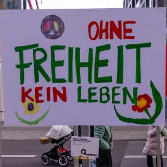 35 Jahre Friedliche Revolution: Ein Plakat sag aus, was für ALLE der Menschen gelten sollte!