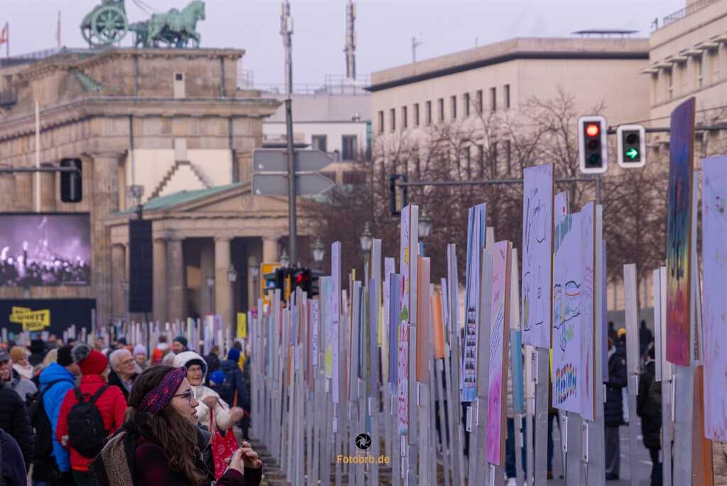Ca. 10 Kilometer entlang der ehemaligen Berliner Mauer wurden Plakate zum Gedenken der Friedlichen Revolution ausgestellt.