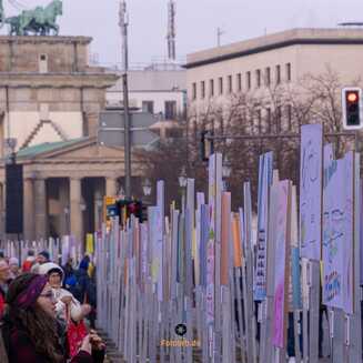 Ca. 10 Kilometer entlang der ehemaligen Berliner Mauer wurden Plakate zum Gedenken der Friedlichen Revolution ausgestellt.