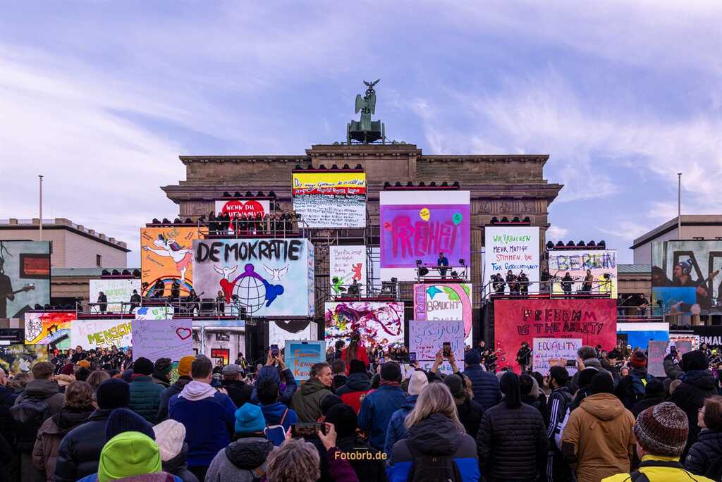 Konzert der „Band der Freiheit“ an fünf Standorten und 700 Musiker und Musikerinnen