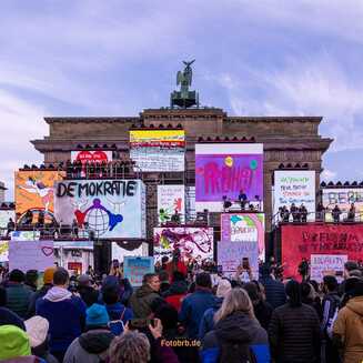 Konzert der „Band der Freiheit“ an fünf Standorten und 700 Musiker und Musikerinnen