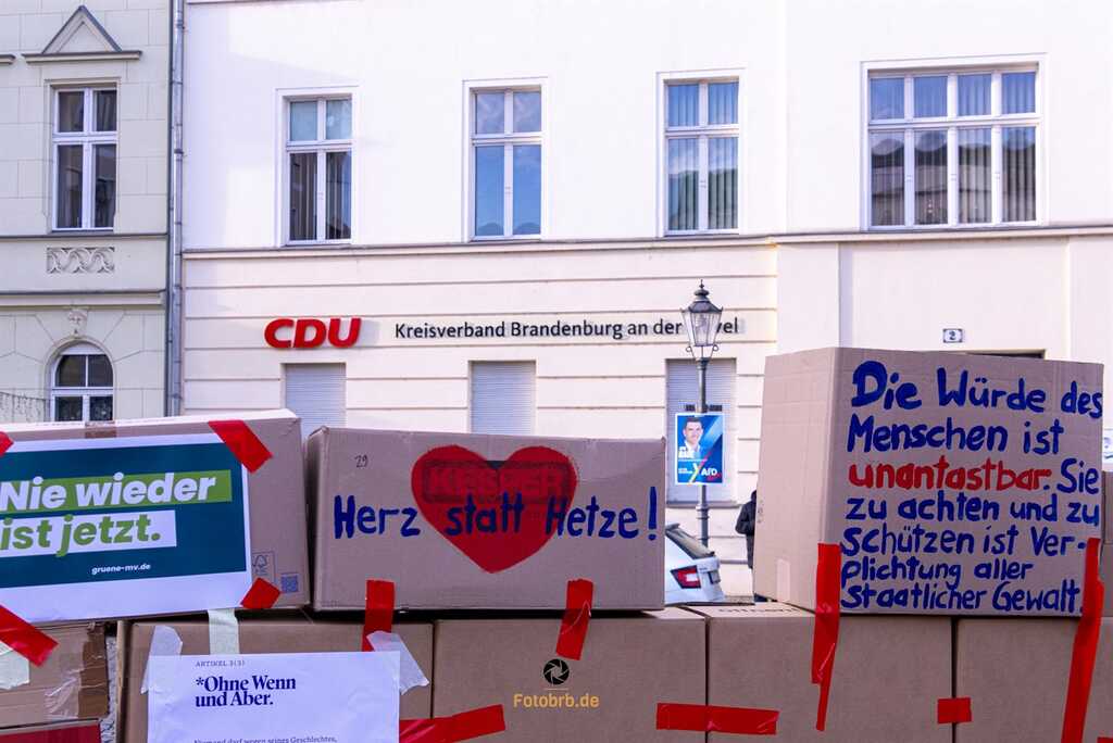 Aus Kartons aller Formen und Größen eine „Brandmauer“ errichten, um eine Grenze zu Hass und Antidemokratie entgegenzuwirken.