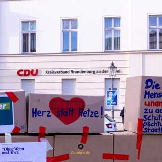 Aus Kartons aller Formen und Größen eine „Brandmauer“ errichten, um eine Grenze zu Hass und Antidemokratie entgegenzuwirken.