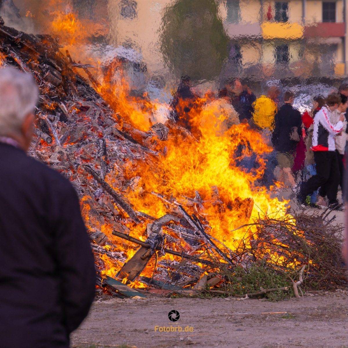 Osterfeuer 2025 am Wiesenweg mit Trauerstimmung