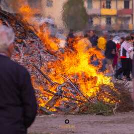 Osterfeuer 2025 am Wiesenweg mit Trauerstimmung