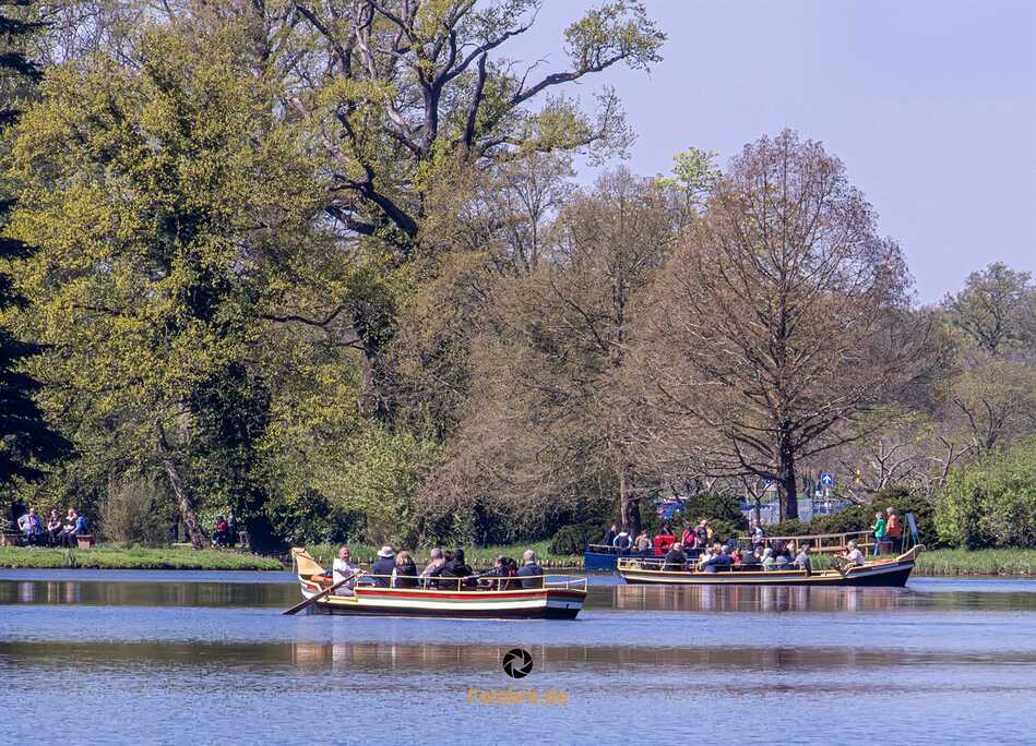 Park vom Wasser aus mit einer Gondel betrachten