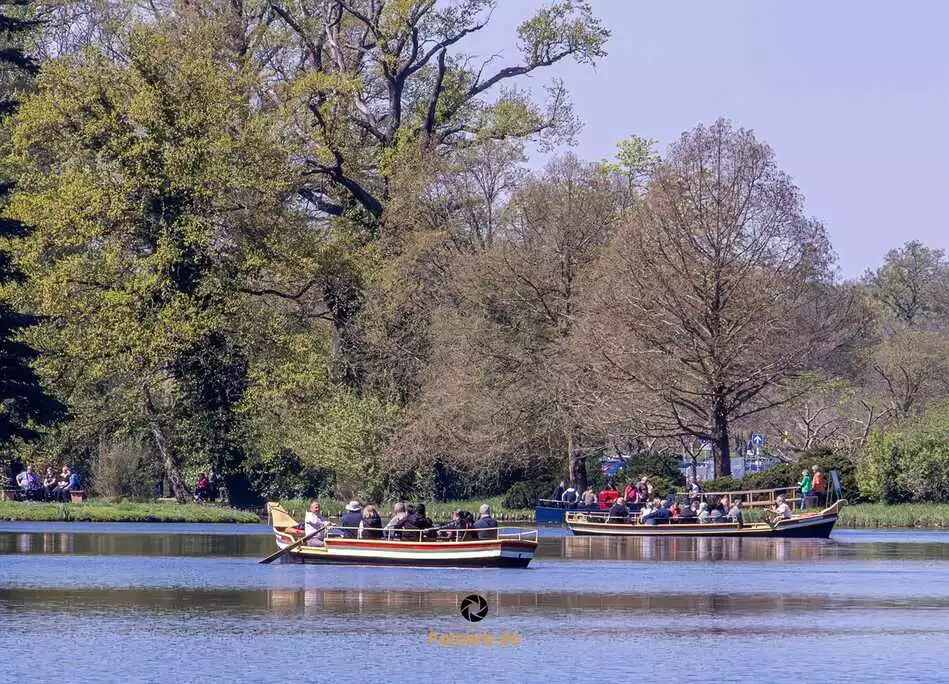 Park vom Wasser aus mit einer Gondel betrachten