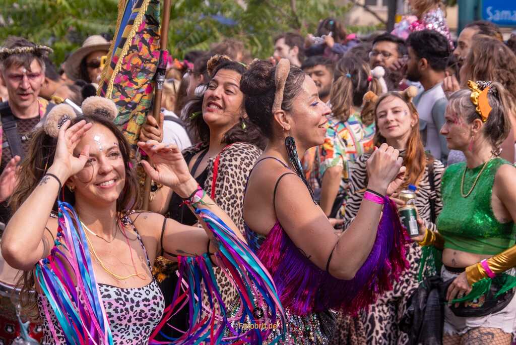 Bunte Feiernde in Kostümen