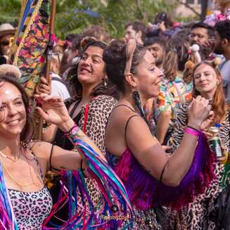 Bunte Feiernde in Kostümen
