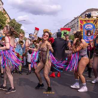 Karneval mit bunten Kostümen und Musik