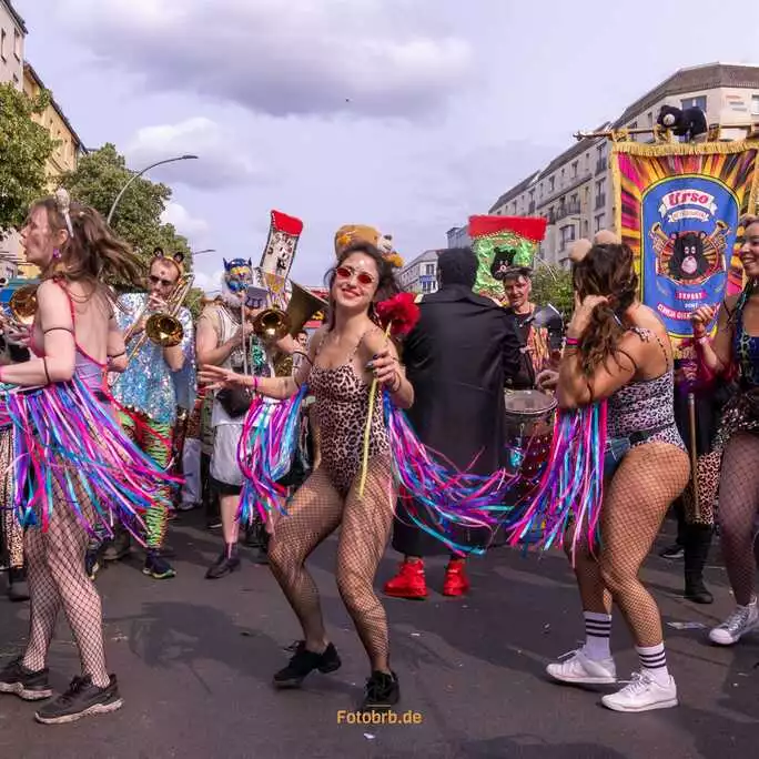 Karneval mit bunten Kostümen und Musik