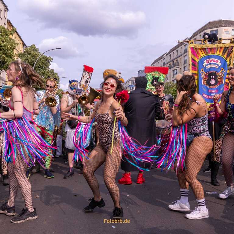 Karneval mit bunten Kostümen und Musik