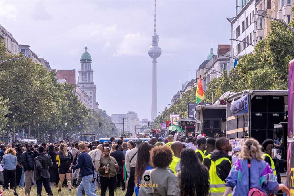 Blick aus der Karl-Marx-Allee zum Berliner Fernsehturm Foto: Fotobrb