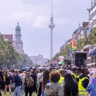 Blick aus der Karl-Marx-Allee zum Berliner Fernsehturm Foto: Fotobrb