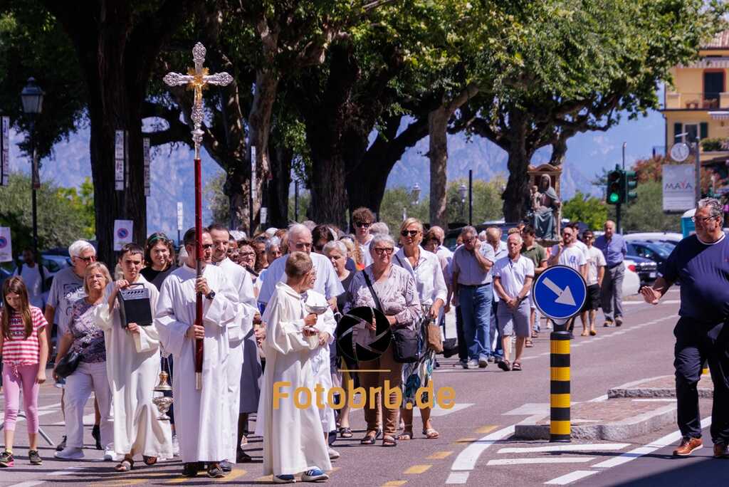 Die feierliche Prozession durch das Dorf, bei der die Statue der Madonna getragen wird – ein bewegendes Schauspiel.