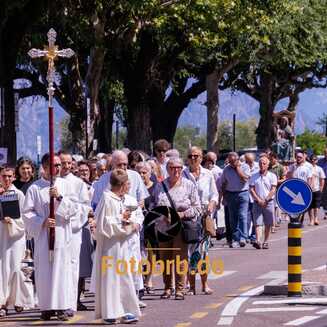 Die feierliche Prozession durch das Dorf, bei der die Statue der Madonna getragen wird – ein bewegendes Schauspiel.