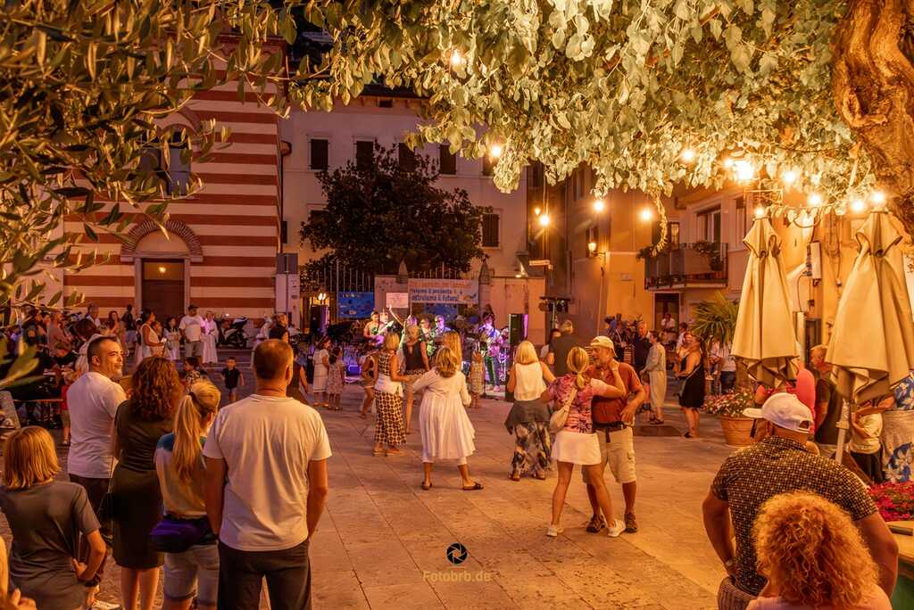 Partystimmung auf der Piazza M.M.D. Mantovani