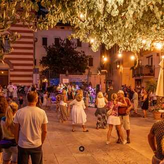 Partystimmung auf der Piazza M.M.D. Mantovani