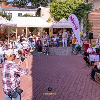 Musik, Kuchen, Kaffee oder Bratwurst auf dem Hof von Bestattung Arnold