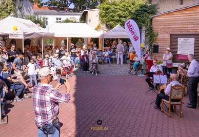 Musik, Kuchen, Kaffee oder Bratwurst auf dem Hof von Bestattung Arnold