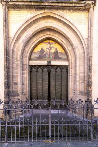Kirchentür mit 95 Thesen vom Reformer Martin Luther