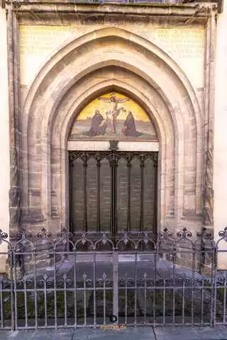 Kirchentür mit 95 Thesen vom Reformer Martin Luther