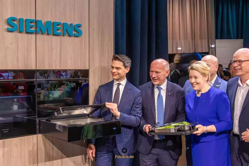 Regierende Bürgermeister Kai Wegner zusammen mit seiner Senatorin Franziska Giffey bei Siemens