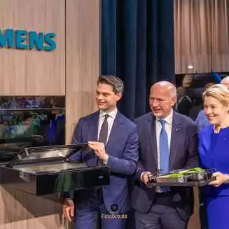 IFA 2025: Technik-Highlights und Gaumenfreuden vereint - Fotobrb: Faszination Fotografie aus Brandenburg an der Havel Regierende Bürgermeister Kai Wegner zusammen mit seiner Senatorin Franziska Giffey bei Siemens