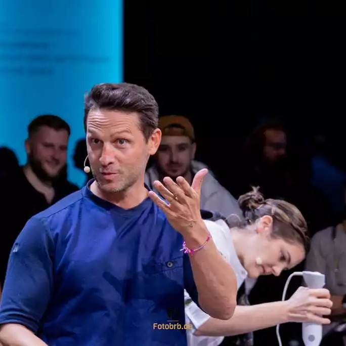 Viktoria Fuchs und Alexander Kumptner lieferten sich ein legendäres Kochduell am Herd von Siemens Deutschland.