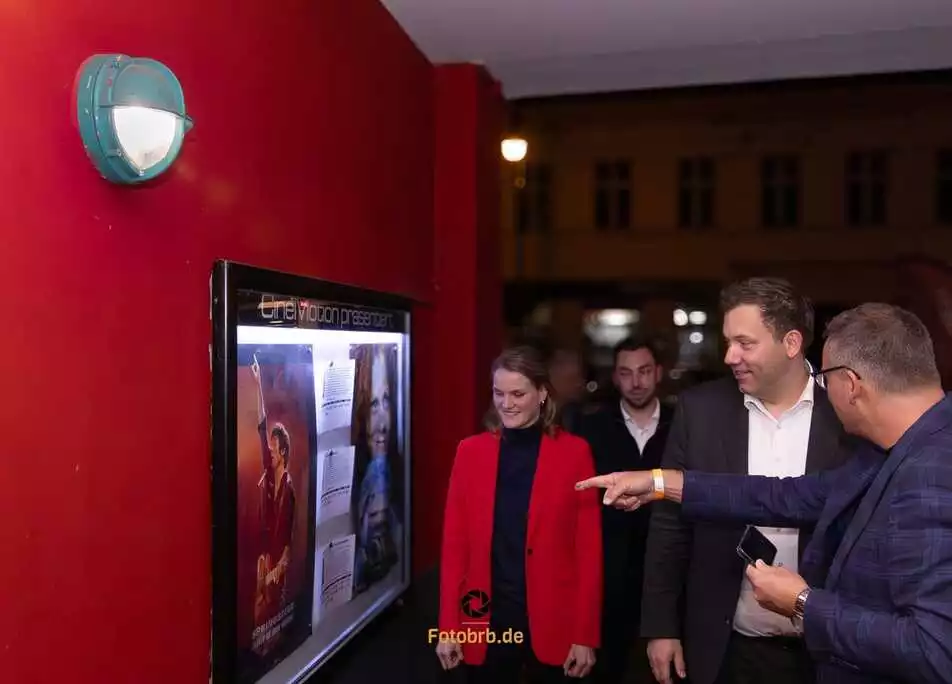 Journalist von Focus Online, Sascha Adamek, bat Klingbeil um ein Foto mit Plakaten von Roland Kaiser und Bruce Springsteen