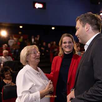 Lars Klingbeil im Bürgerdialog in der Havelstadt Brandenburg - Fotobrb: Faszination Fotografie aus Brandenburg an der Havel Ehemalige Bundestagsabgeordneten Magrit Spielmann begrüßte ihren SPD-Vorsitzenden