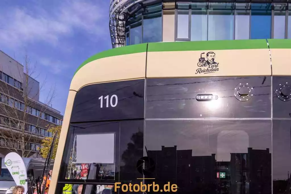 Straßenbahn mit der Kennung „110“ trägt den Namen „Carl Reichstein“
