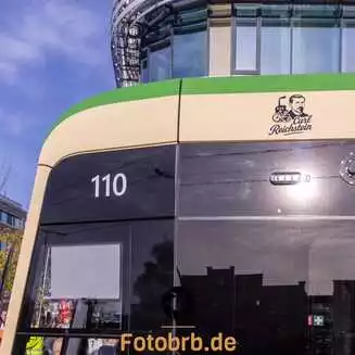 Straßenbahn mit der Kennung „110“ trägt den Namen „Carl Reichstein“
