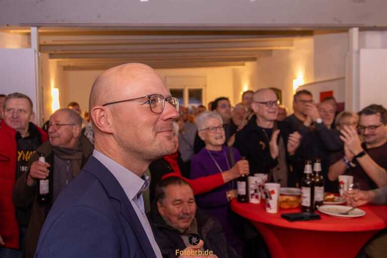 Oberbürgermeister Daniel Keip bei der Wahlparty 2025 in Brandenburg an der Havel, Foto von Marco Petig
