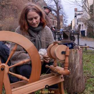 Weihnachtszauber 3.0: Plötzlich erstrahlt die Altstadt - Fotobrb: Faszination Fotografie aus Brandenburg an der Havel Wolle wurde vor Ort mit einer Spindel auf gespindelt