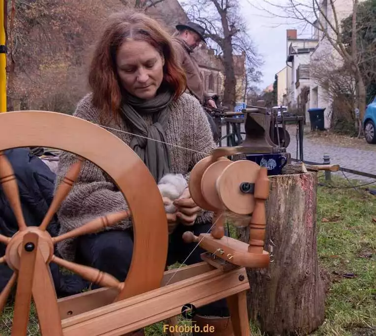 Wolle wurde vor Ort mit einer Spindel auf gespindelt