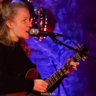 INDIE NATURE POP-Sängerin ZSÖ ZSÖ