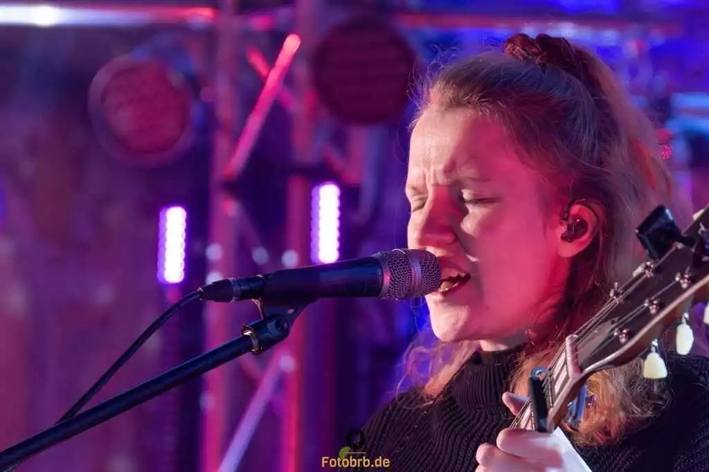 INDIE NATURE POP-Sängerin ZSÓ ZSÓ