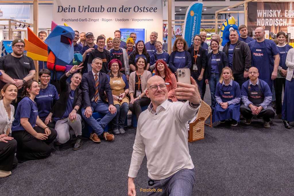 Gruppenfoto vor dem Start der Messe in der Halle von Mecklenburg-Vorpommern