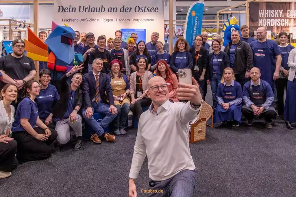 Gruppenfoto vor dem Start der Messe in der Halle von Mecklenburg-Vorpommern