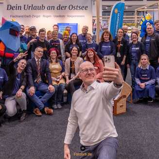 Gruppenfoto vor dem Start der Messe in der Halle von Mecklenburg-Vorpommern