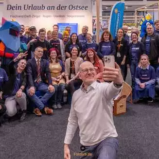Gruppenfoto vor dem Start der Messe in der Halle von Mecklenburg-Vorpommern