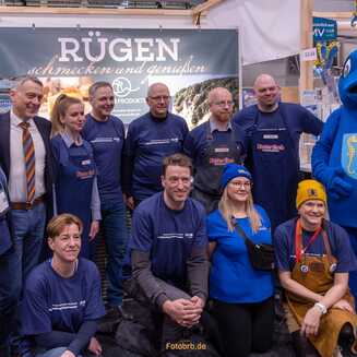 Gruppenfoto vor dem Start der Messe in der MV-Halle