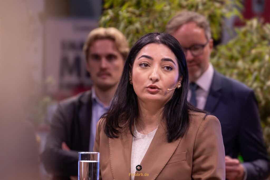 Reem Alabali Radovan ist Bundesministerin für wirtschaftliche Zusammenarbeit und Entwicklung