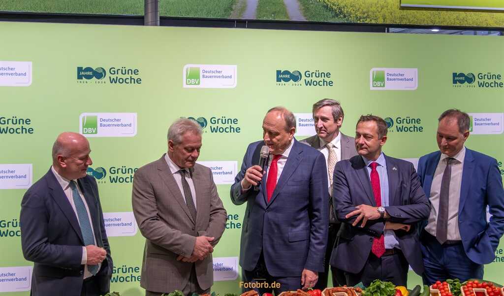 Berlins Regierender Bürgermeister Kai Wegner und Bundesminister für Ernährung, Landwirtschaft und Heimat Alois Rainer stellten sich beim Deutschen Bundesbauernverband dessen heißen Fragen